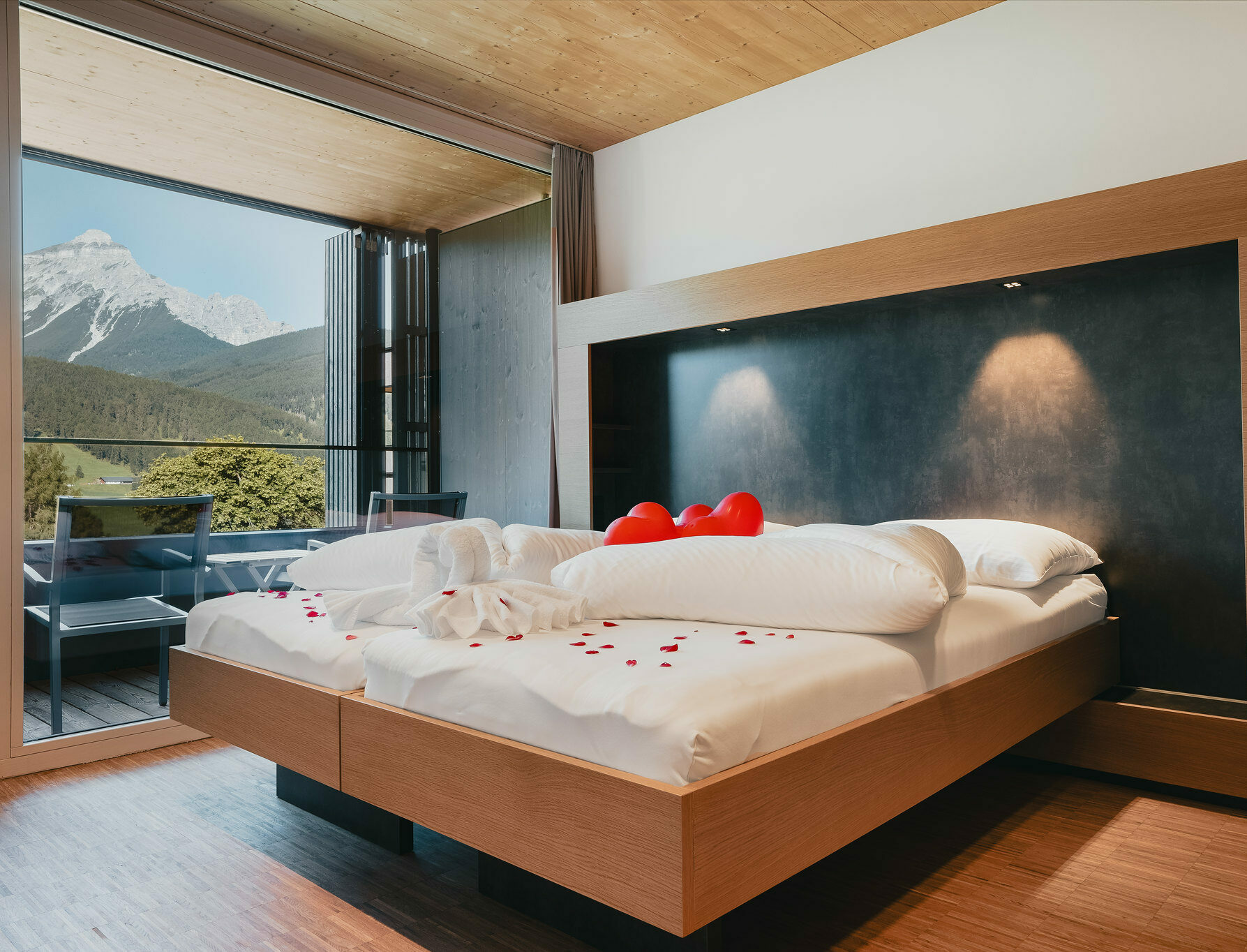 Zimmer mit Ausblick auf Wald und Berge