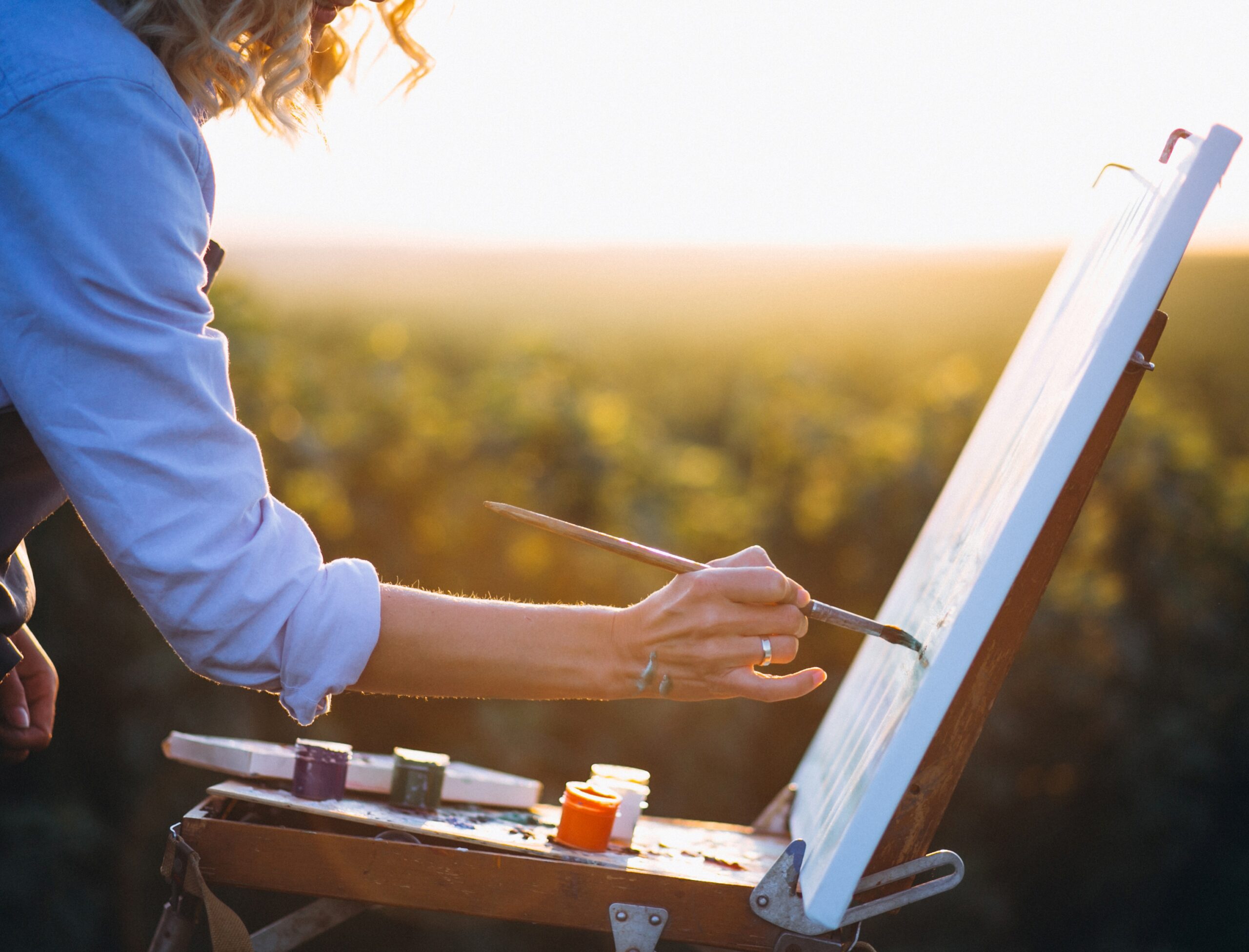 Künstlerhand mit Pinsel – Plein Air Malerei